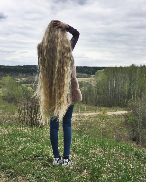 Длинноволосая девушка