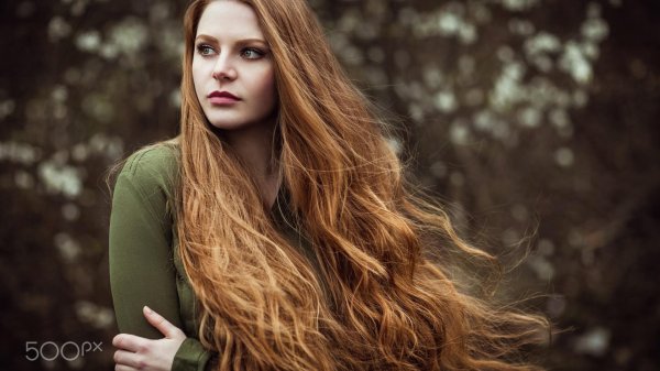 Длинноволосая девушка