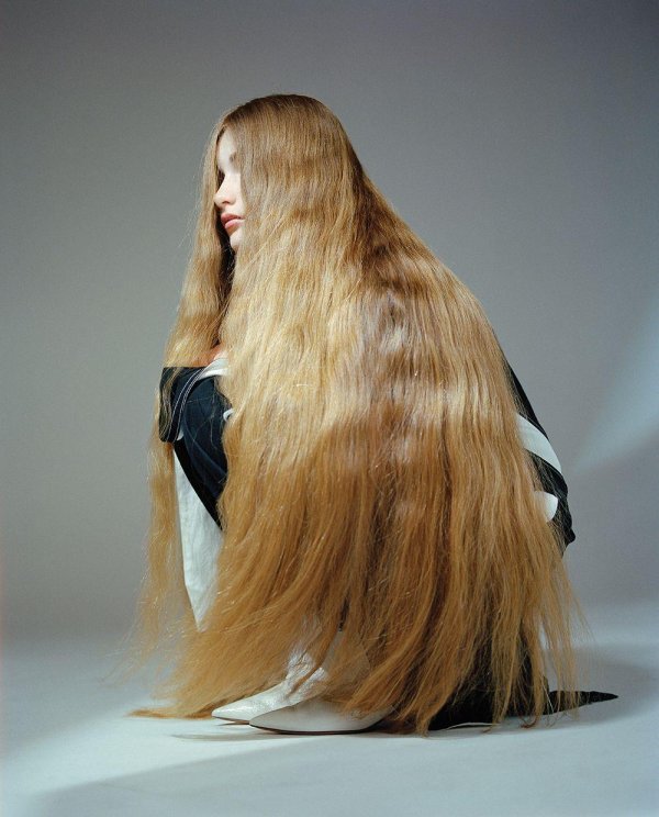 Длинноволосая девушка