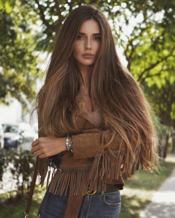 Длинноволосая девушка