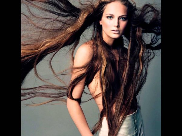 Длинноволосая девушка