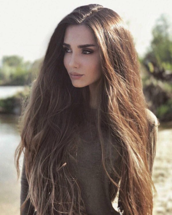 Длинноволосая девушка