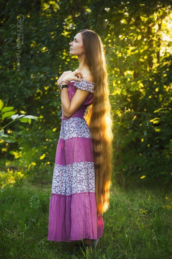 Длинноволосая девушка