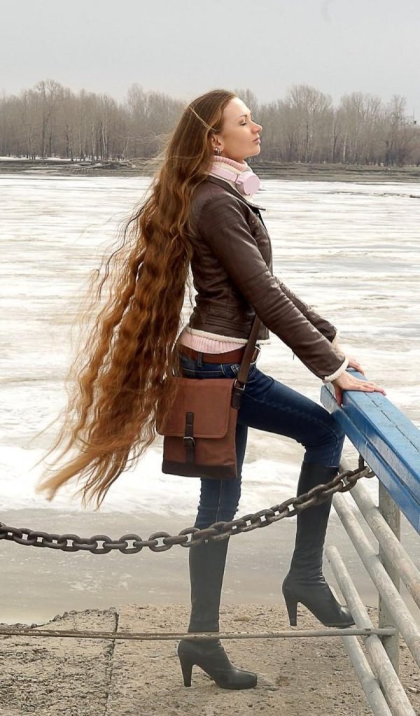 Длинноволосая девушка