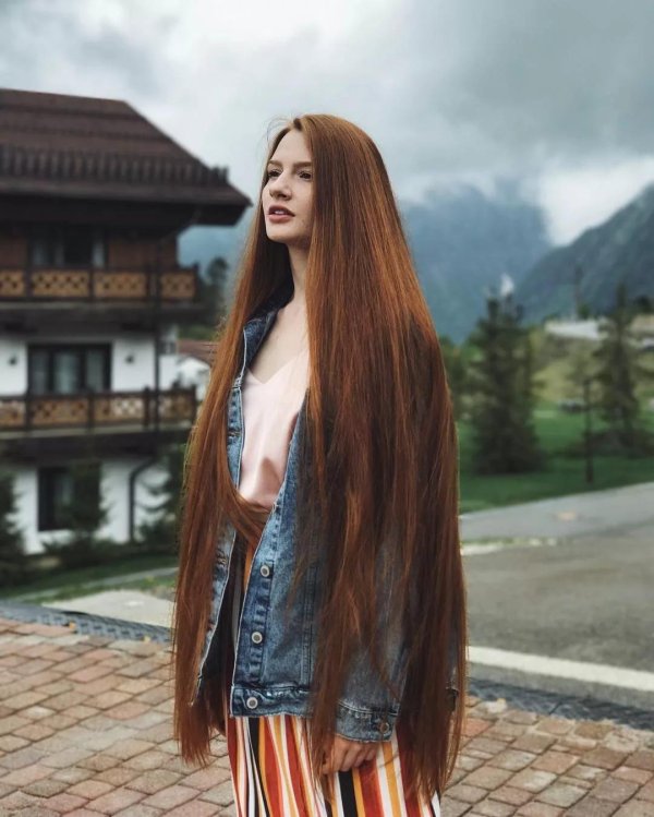 Длинноволосая девушка