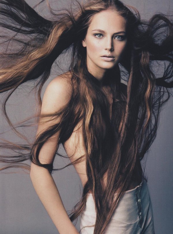 Длинноволосая девушка