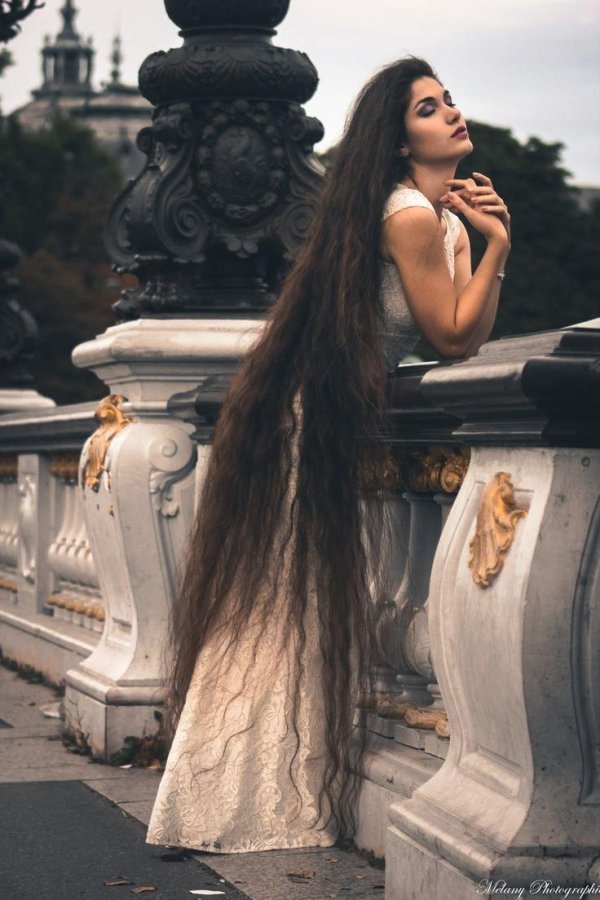 Длинноволосая девушка