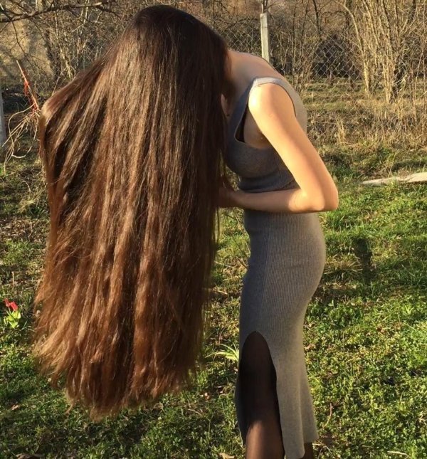 Длинноволосая девушка