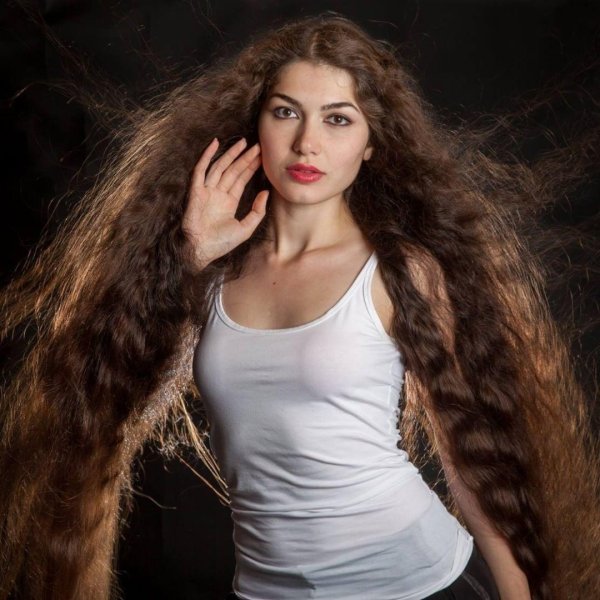 Длинноволосая девушка