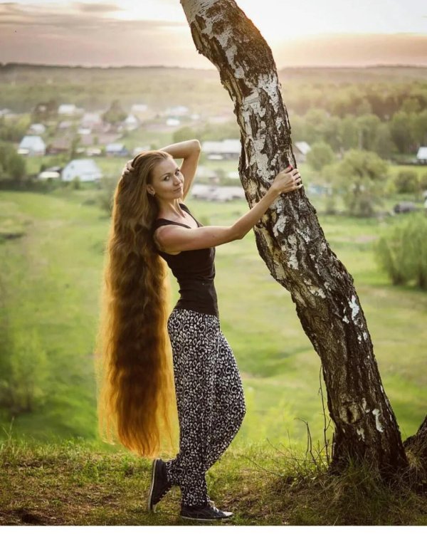 Длинноволосая девушка