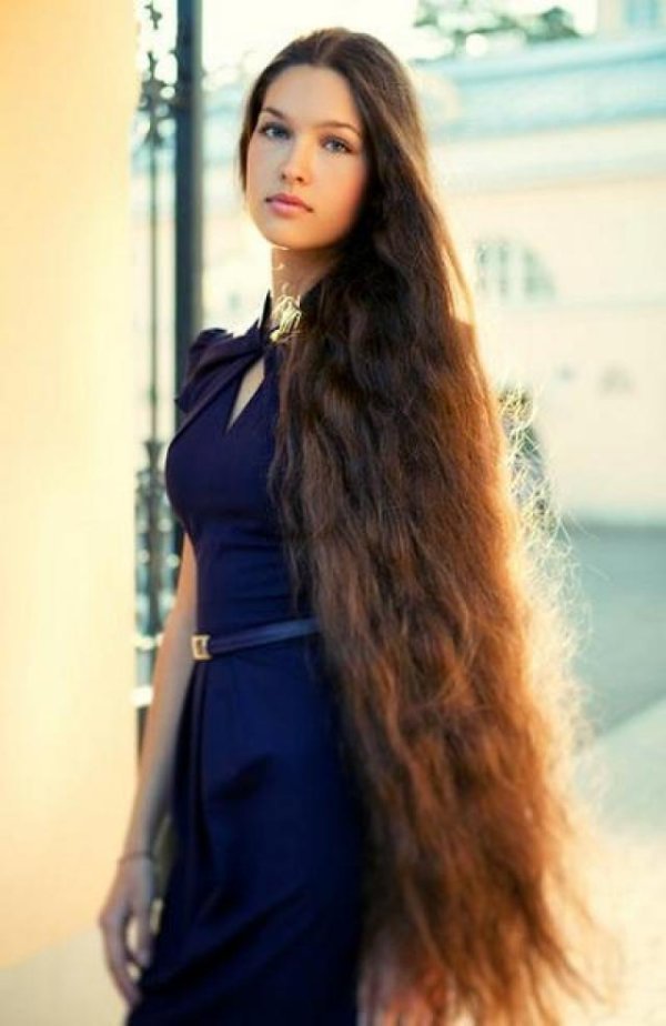 Длинноволосая девушка