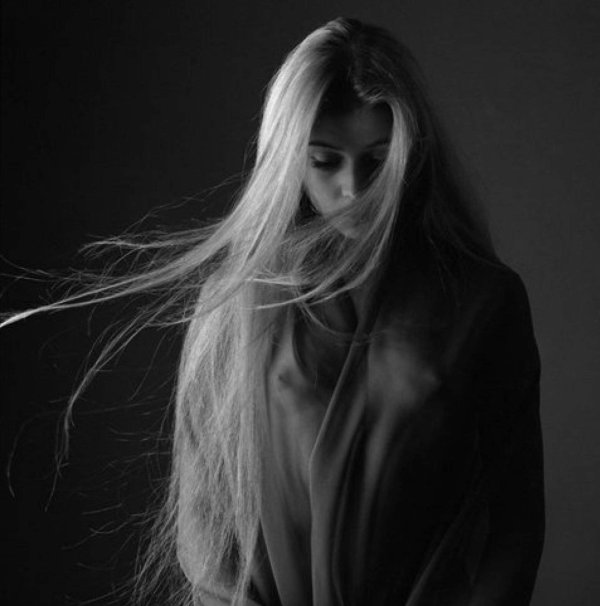 Длинноволосая девушка