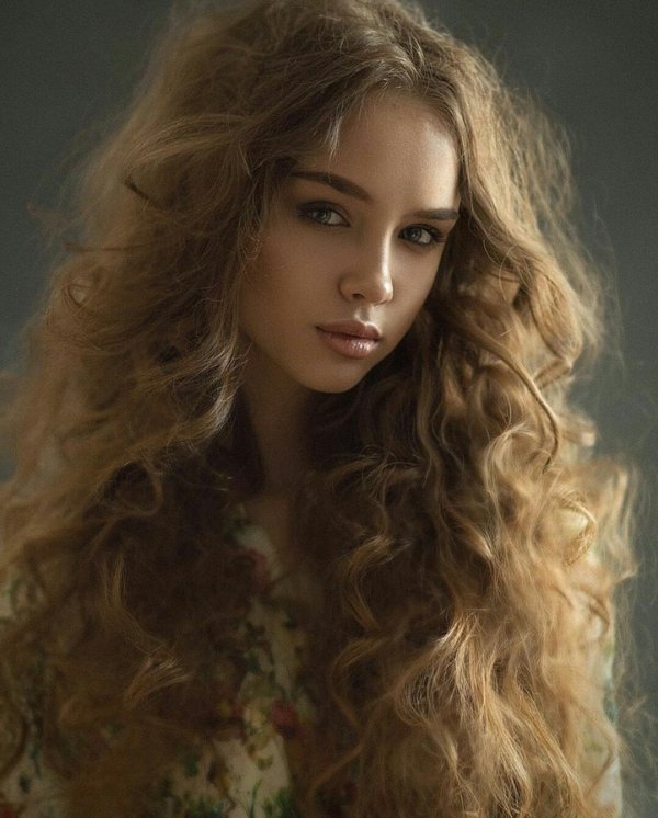 Длинноволосая девушка