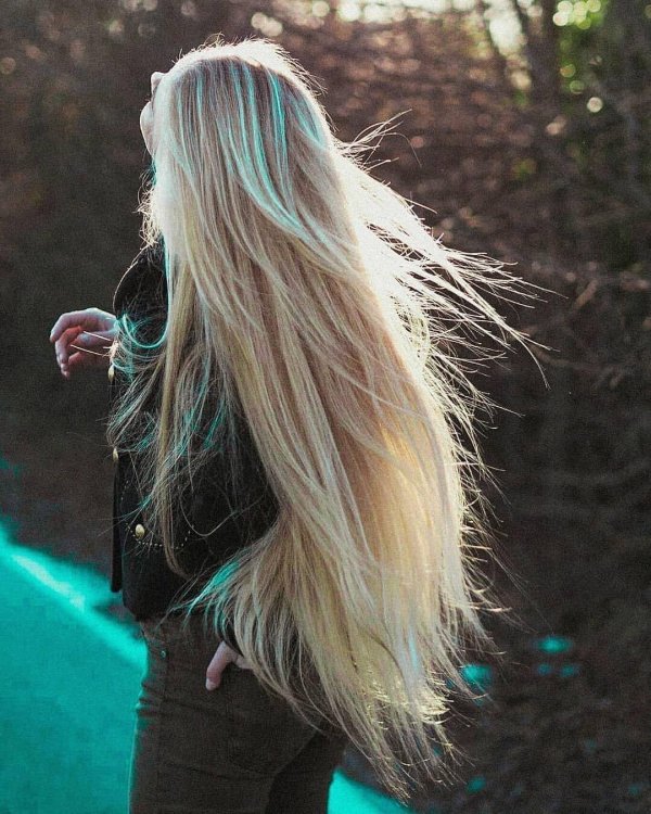 Длинноволосая девушка