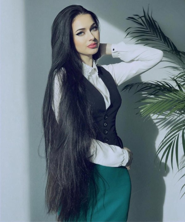 Длинноволосая девушка