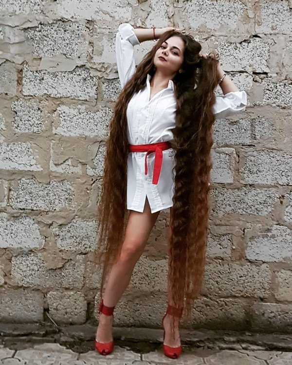 Длинноволосая девушка