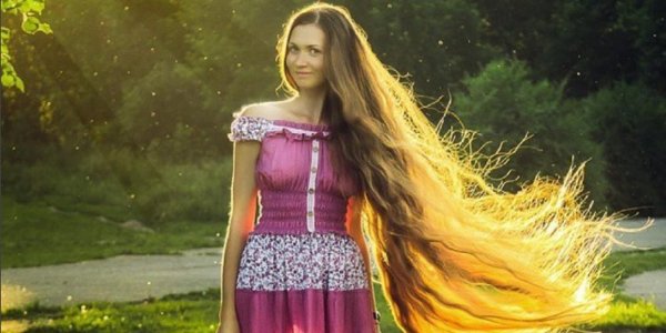 Длинноволосая девушка