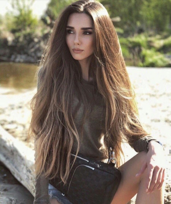 Длинноволосая девушка