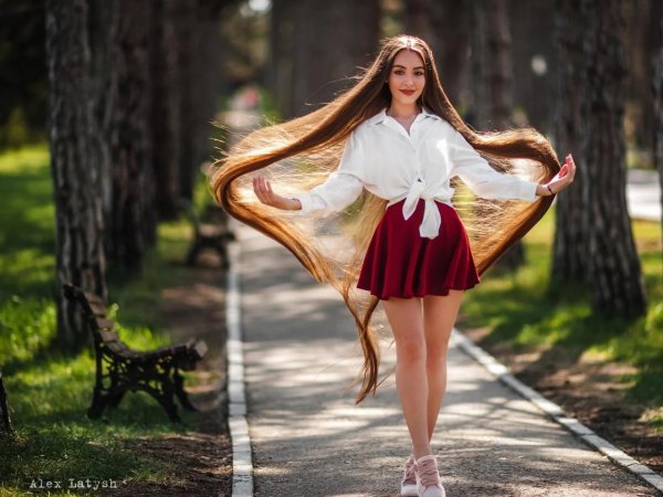 Длинноволосая девушка