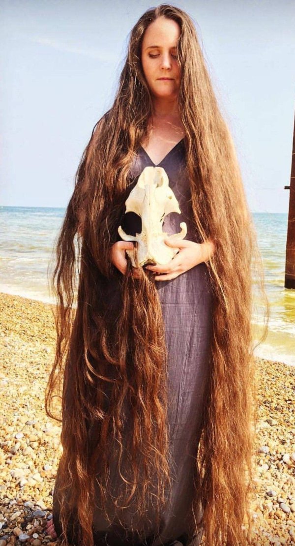 Длинноволосая девушка