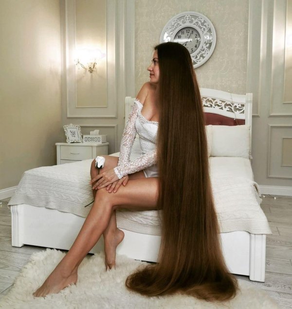 Длинноволосая девушка