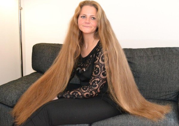 Длинноволосая девушка