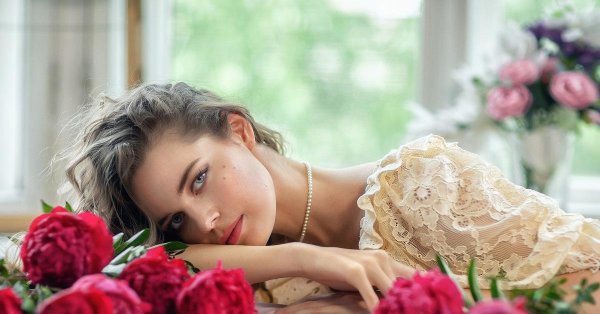 девушка в розах