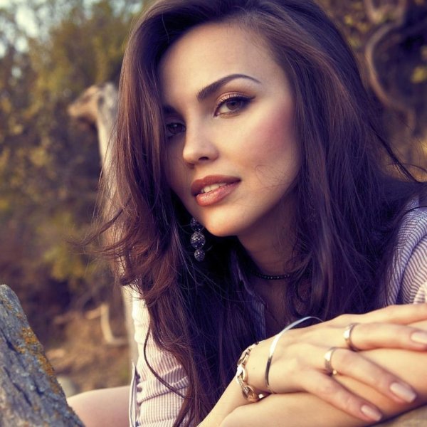 Девушка надо