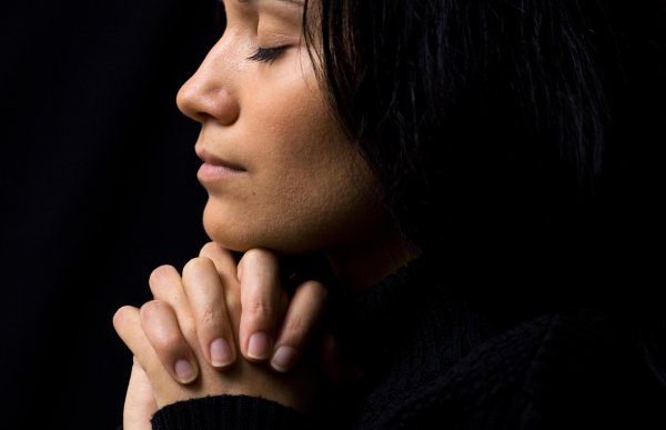 Девушка молится