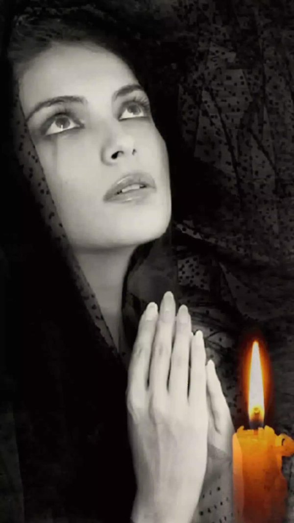 Девушка молится