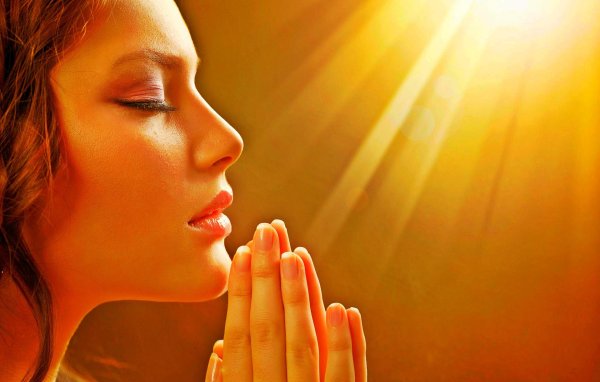 Девушка молится