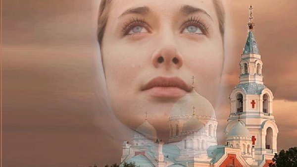Девушка молится