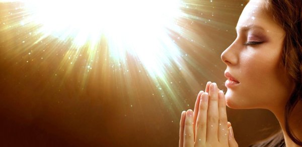 Девушка молится