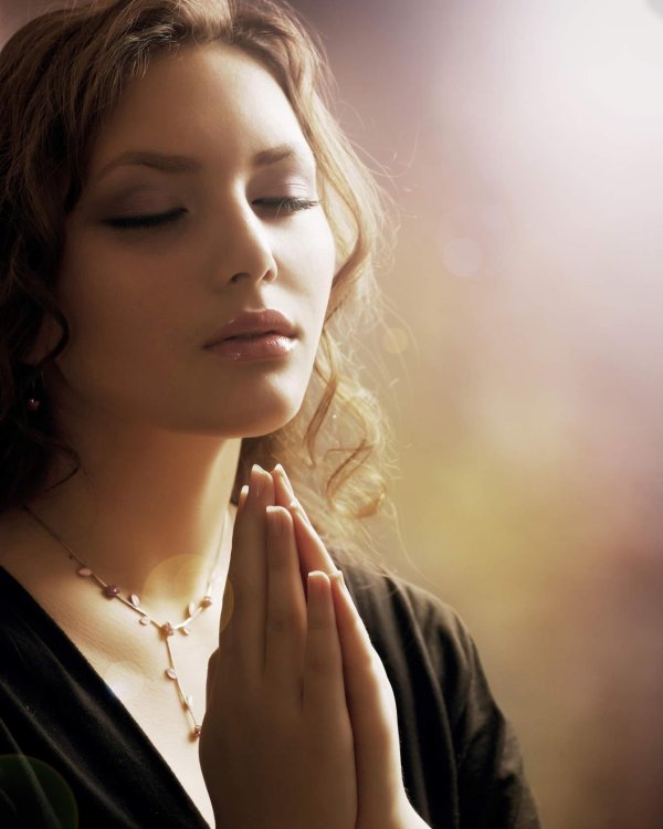 Девушка молится