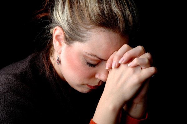 Девушка молится