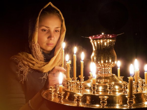 Девушка молится