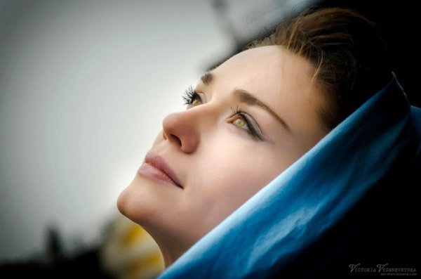 Девушка молится