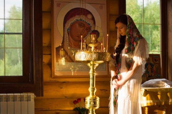 Девушка молится