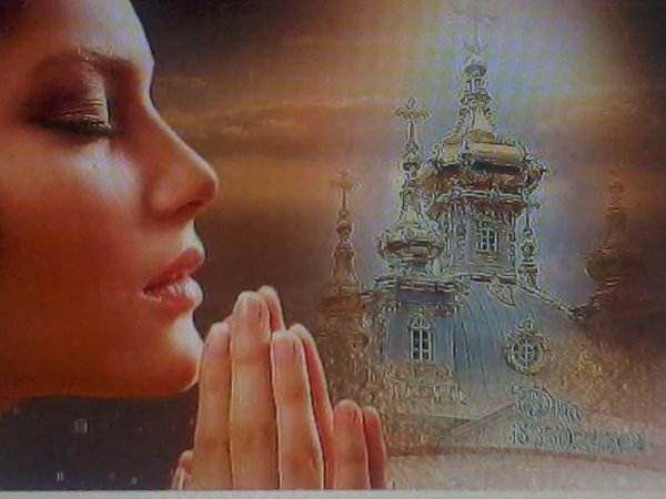 Девушка молится