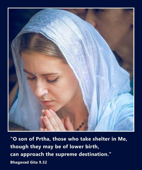 Девушка молится