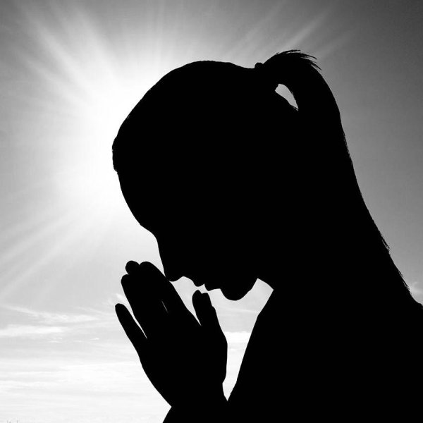 Девушка молится