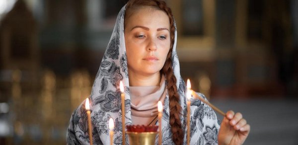 Девушка молится