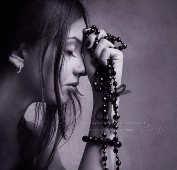 Девушка молится