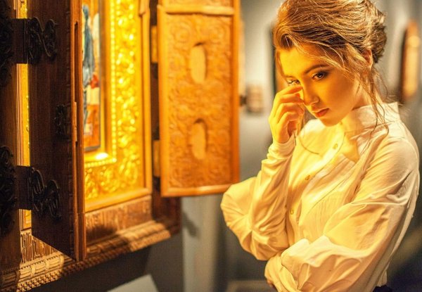 Девушка молится