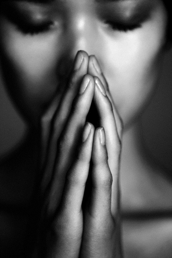 Девушка молится