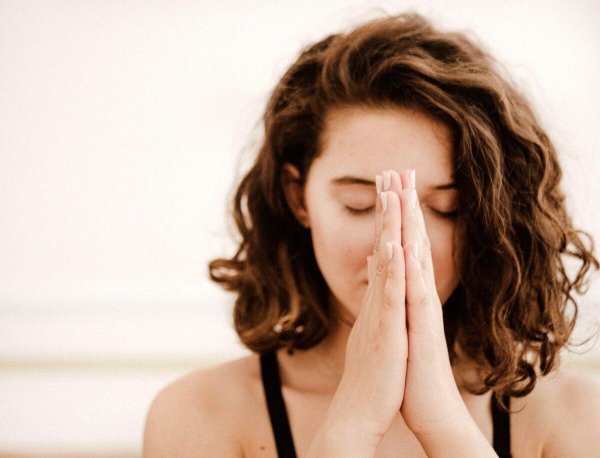 Девушка молится