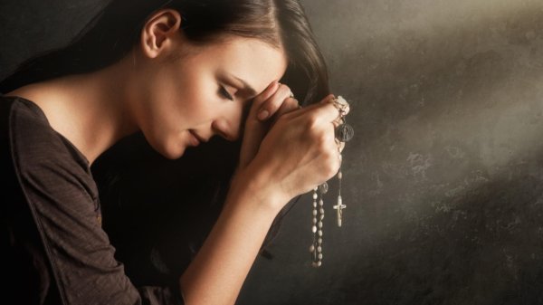 Девушка молится