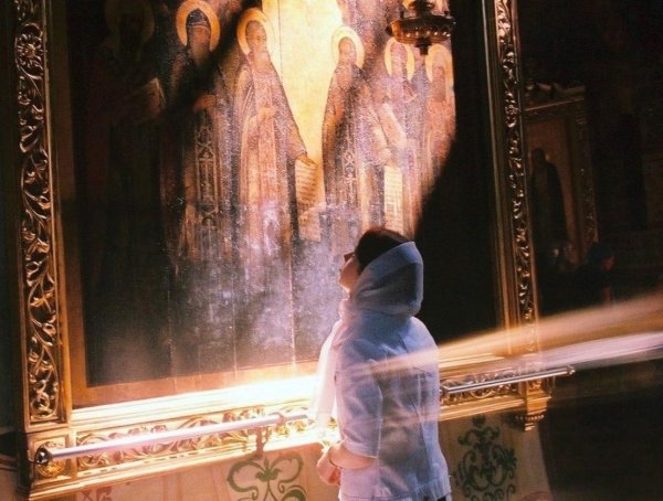 Девушка молится