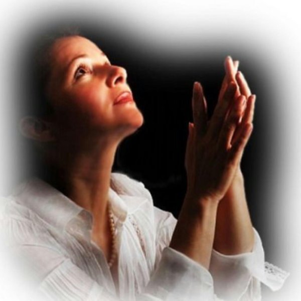 Девушка молится