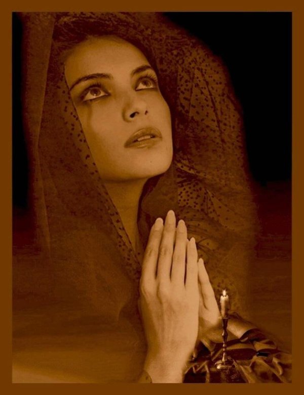 Девушка молится